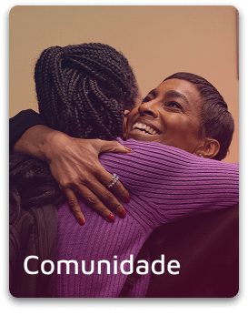 Imagem de duas mulheres se abraçando com o título de "comunidade"